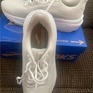 Brooks Ghost 17 Women's White Running Shoes